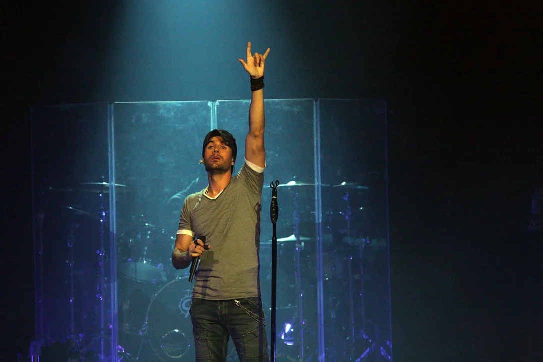 Enrique Iglesias Spanish pop singer with rare situs inversus medical condition